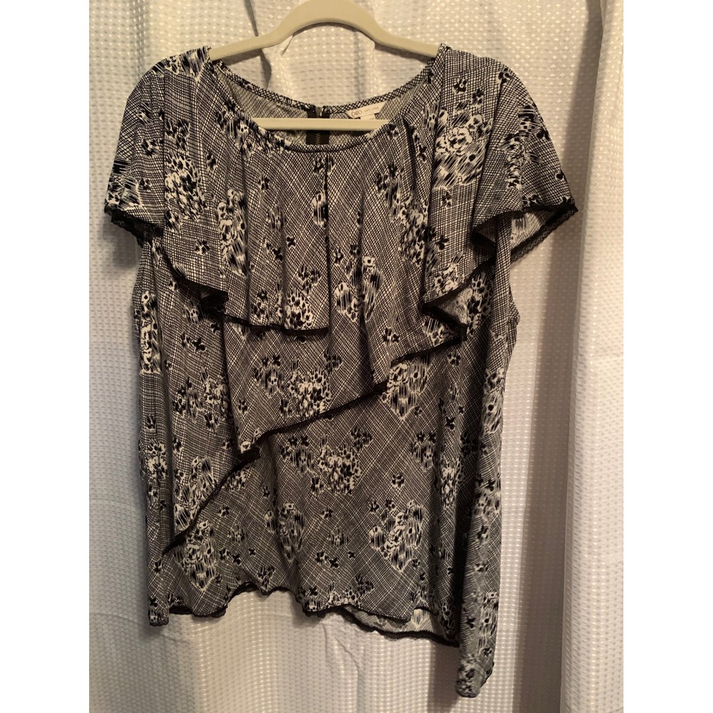 Cato Womens Plus Size 22/24W Black White Floral Ruffle Blouse Back Zip Top